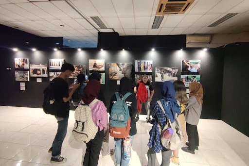 Date: 10 October 2023 Location: YLBHI Office Activity: Exhibition of Installations and Photography Brief Description of Photo: Presentation to law students about a photo exhibition.